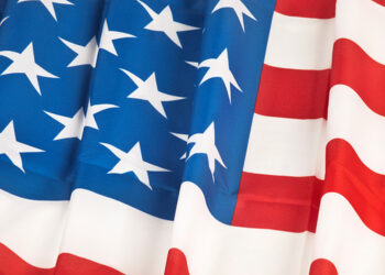 seleccion estados unidos y bandera flameando