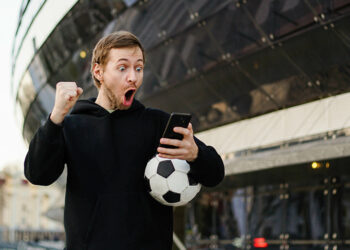 hombre festejando futbol