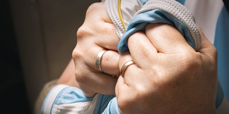 camiseta de argentina en manos