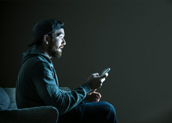 hombre haciendo apuestas legales