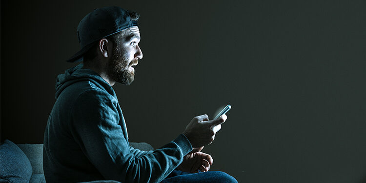 hombre haciendo apuestas legales